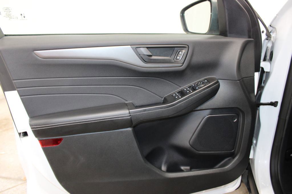 Used 2025 Ford Escape Active AWD/4WD image 16