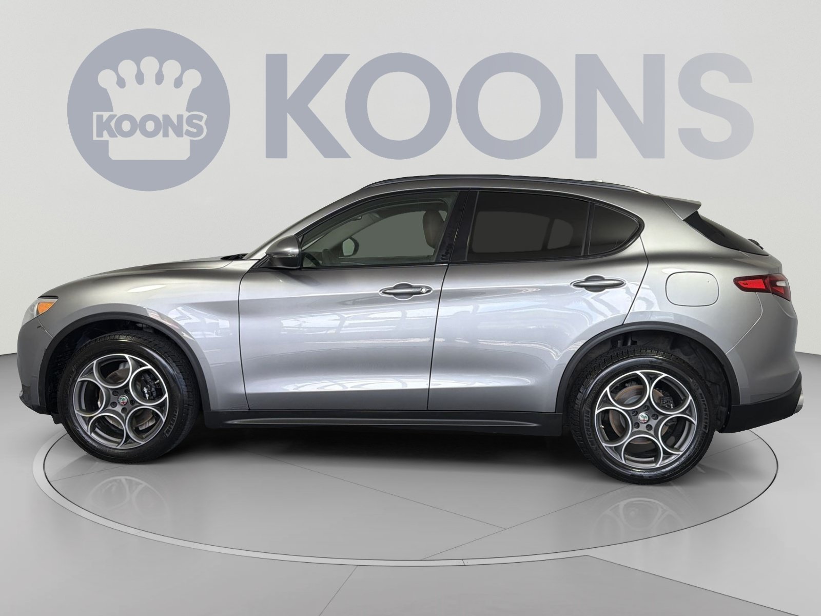 Used 2018 Alfa Romeo Stelvio Sport w/ Quick Order Package 22J Sport AWD/4WD image 2