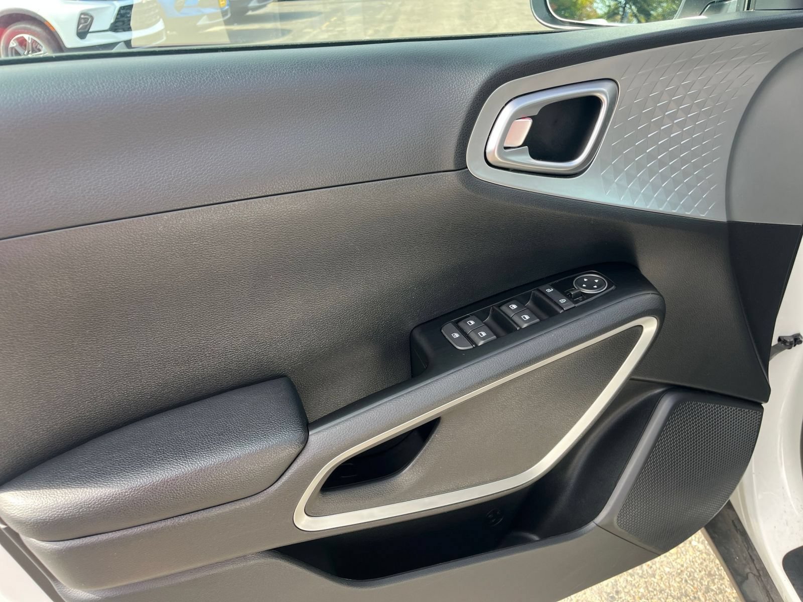 Used 2025 Kia Soul LX w/ LX Technology Package FWD image 18