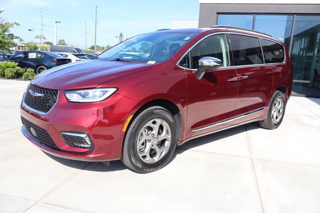 Used 2023 Chrysler Pacifica Limited w/ Trailer Tow Group AWD/4WD image 8