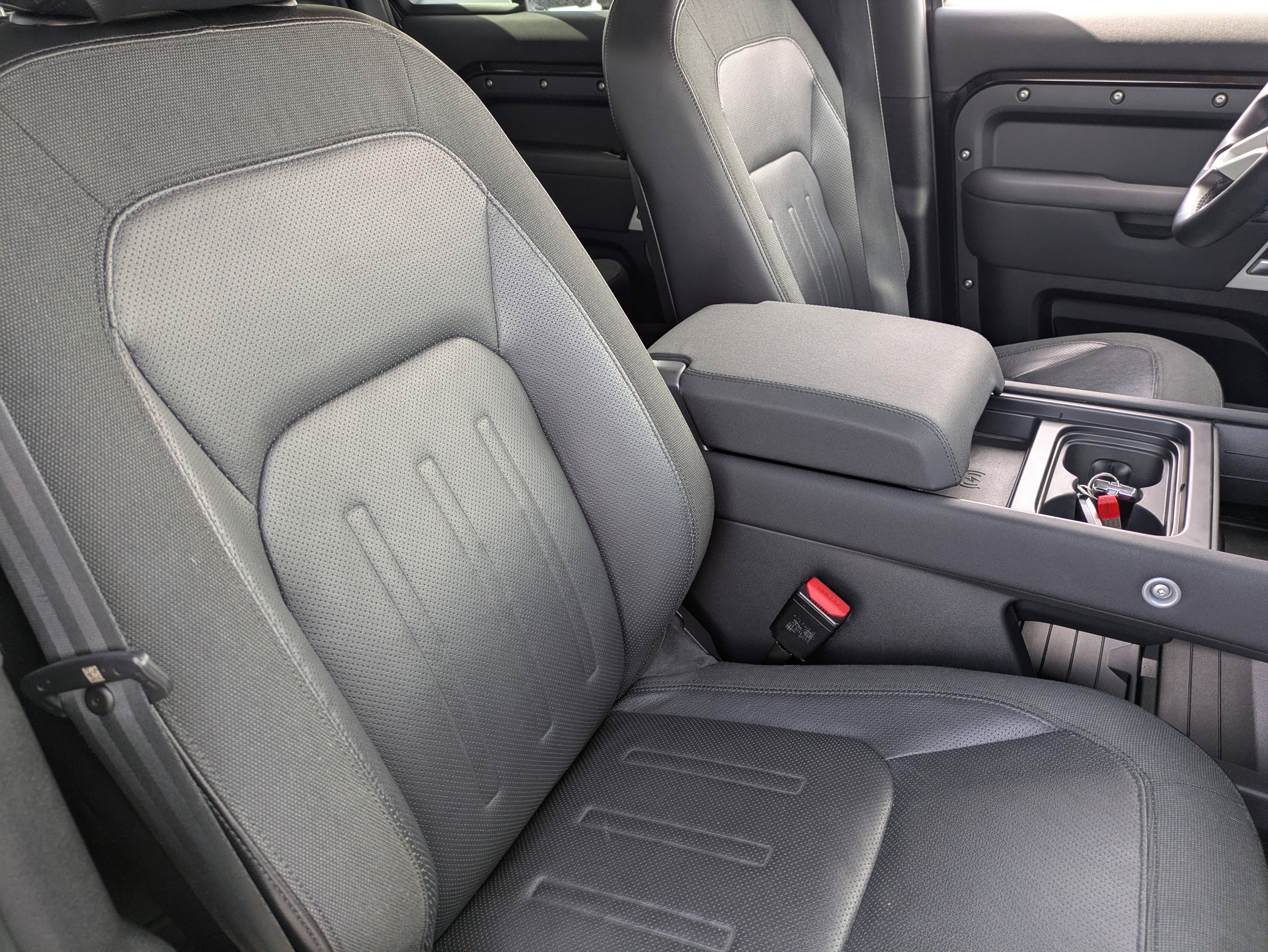 Used 2020 Land Rover Defender 110 SE image 11