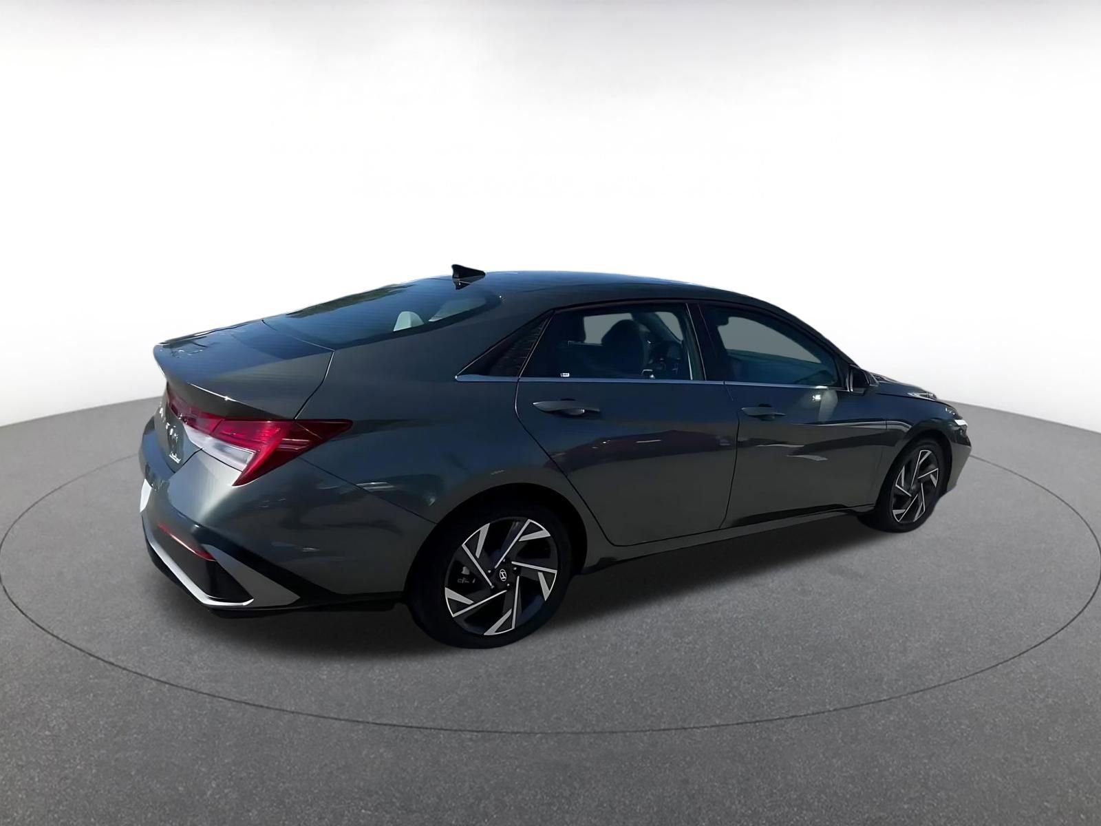 Used 2025 Hyundai Elantra Limited image 15