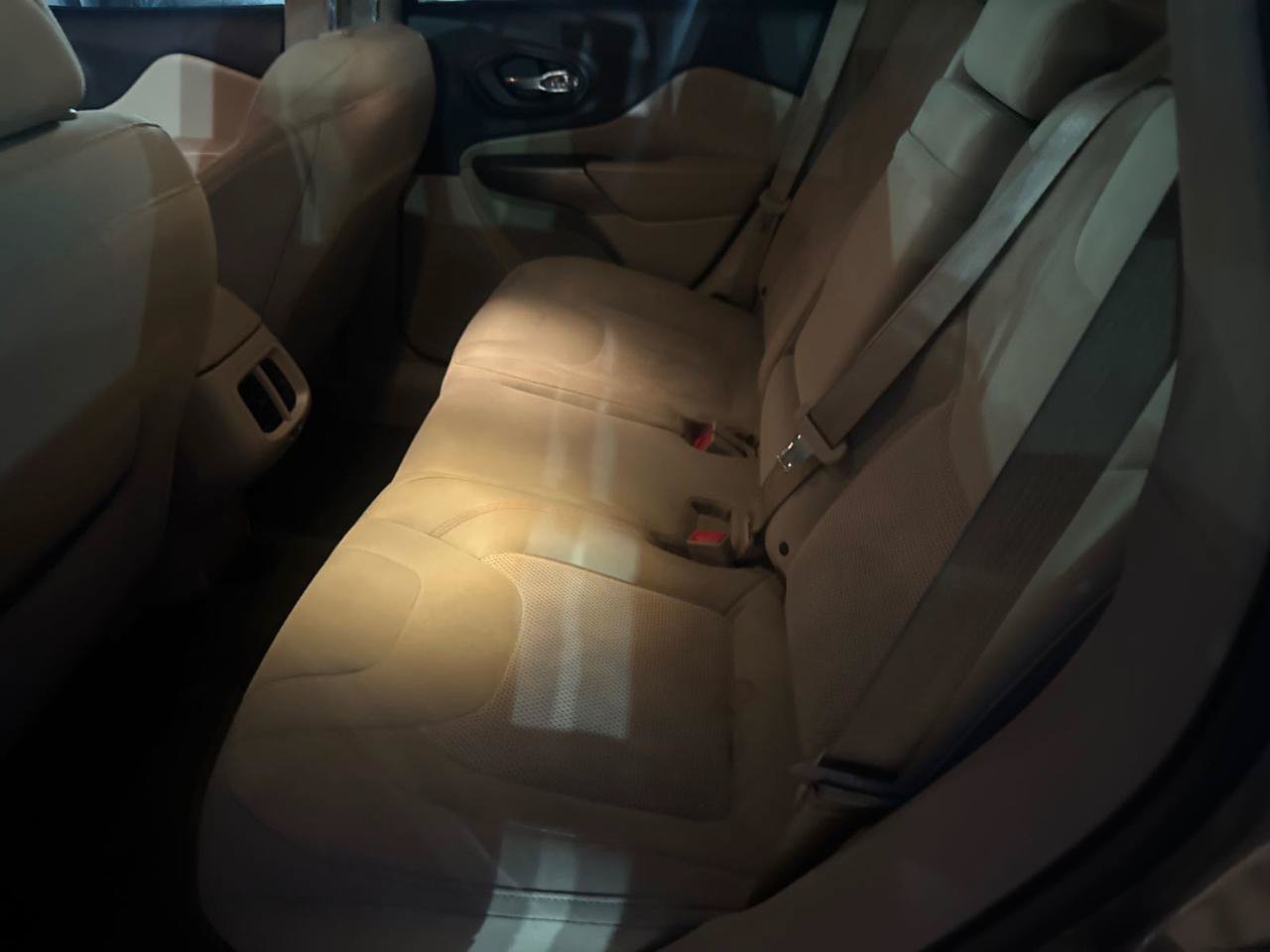 Used 2019 Jeep Cherokee Latitude w/ Popular Appearance Group FWD image 16