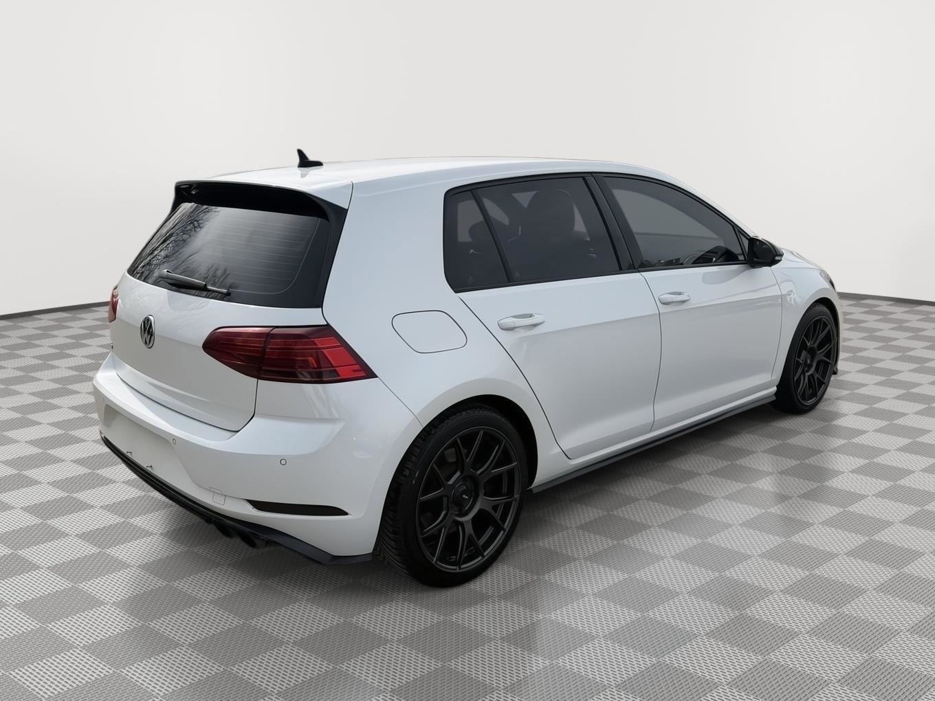 Used 2018 Volkswagen Golf R 4-Door image 7