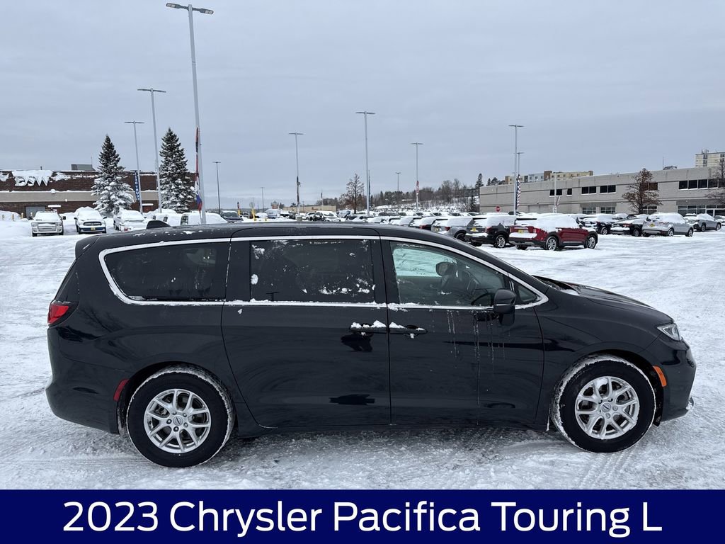 Used 2023 Chrysler Pacifica Touring-L image 6