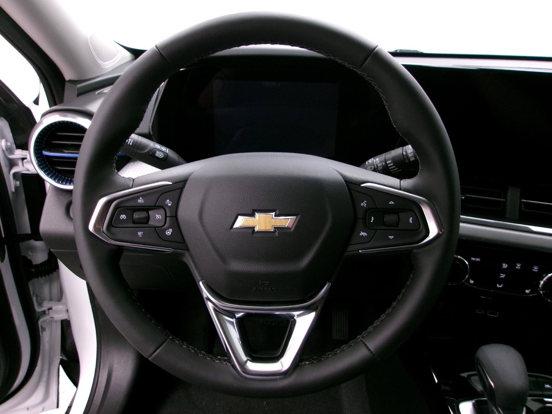 New 2026 Chevrolet Trax LT w/ LT Convenience Package FWD image 6
