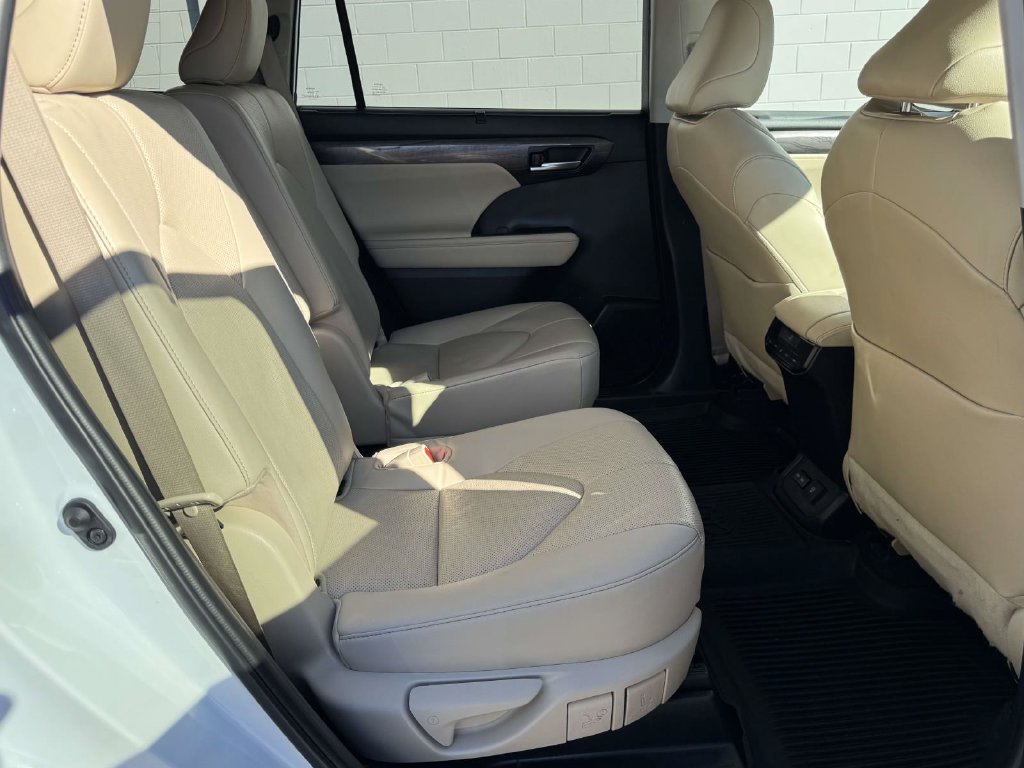 Used 2023 Toyota Highlander Limited FWD image 15