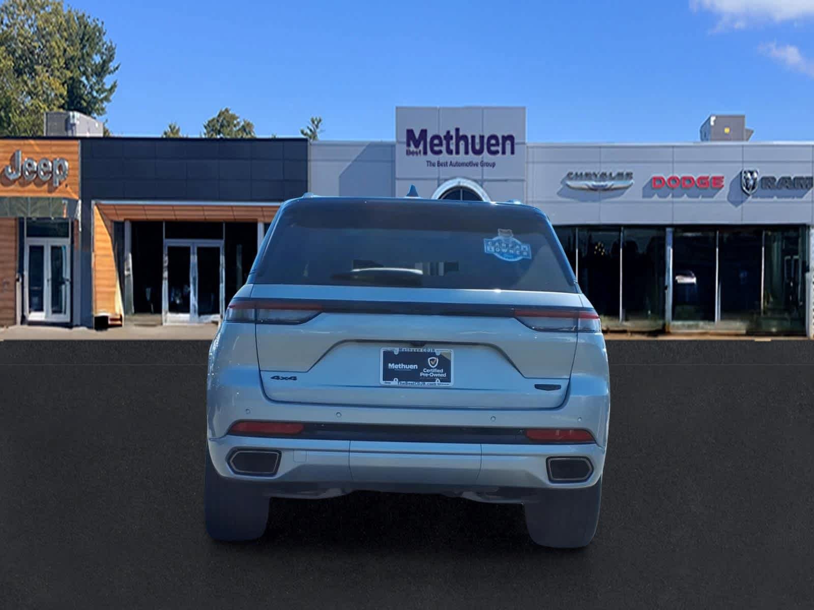 Used 2025 Jeep Grand Cherokee Summit w/ Obsidian Package AWD/4WD image 4