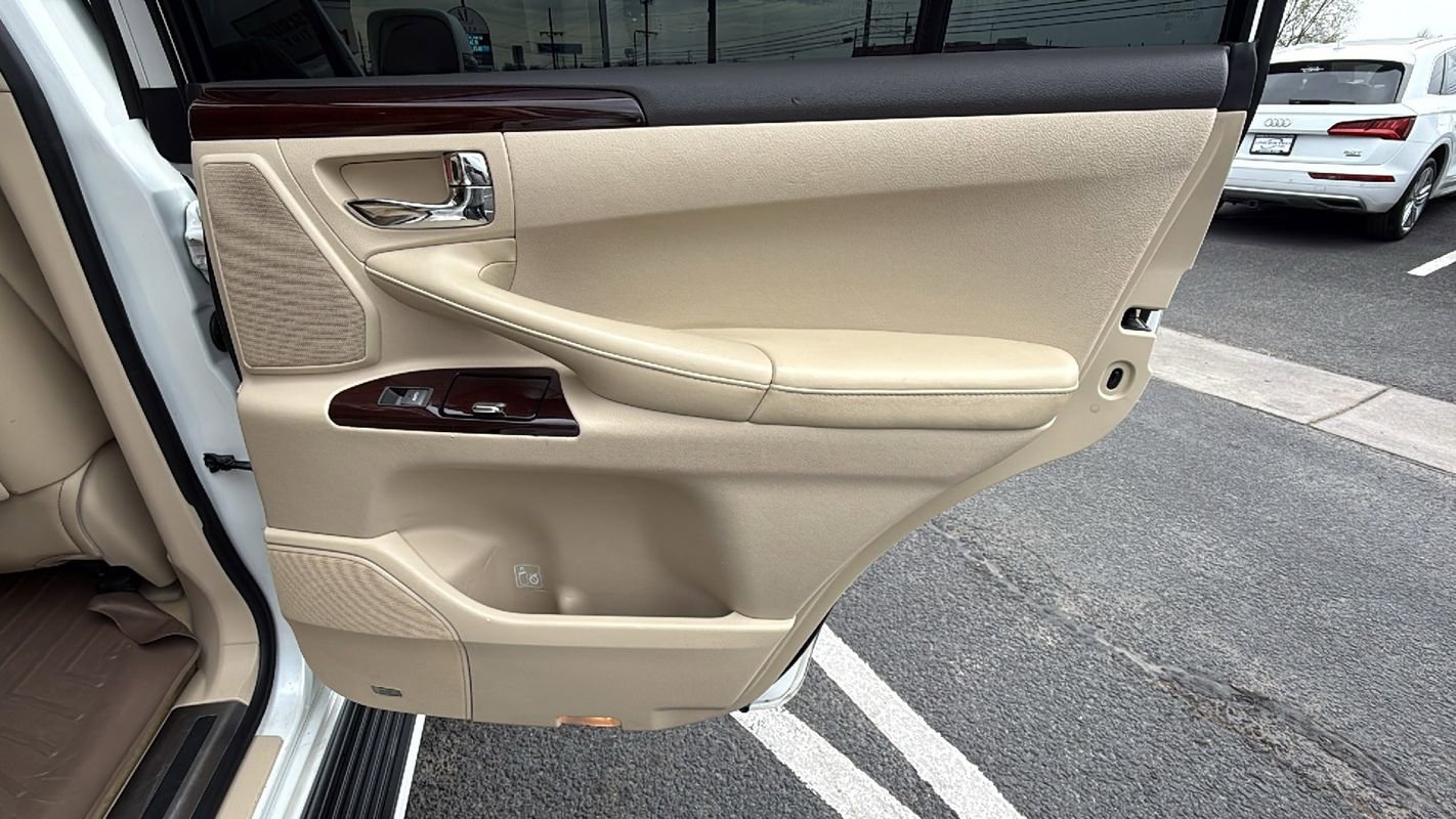 Used 2013 Lexus LX 570 4WD w/ Luxury Pkg image 16