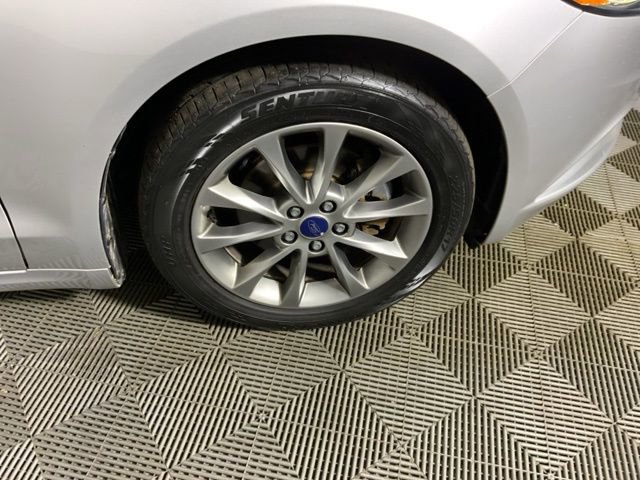 Used 2017 Ford Fusion SE w/ Fusion SE Technology Package image 38