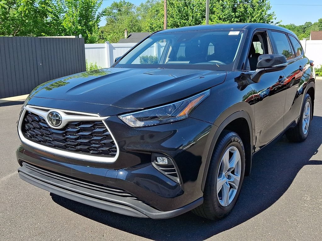 Certified 2025 Toyota Highlander LE AWD/4WD image 3