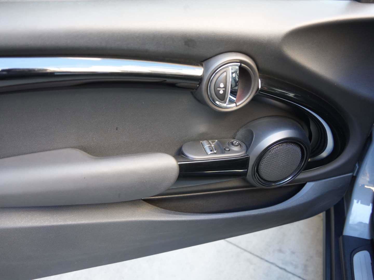 Used 2016 MINI Cooper 2-Door Hardtop image 8