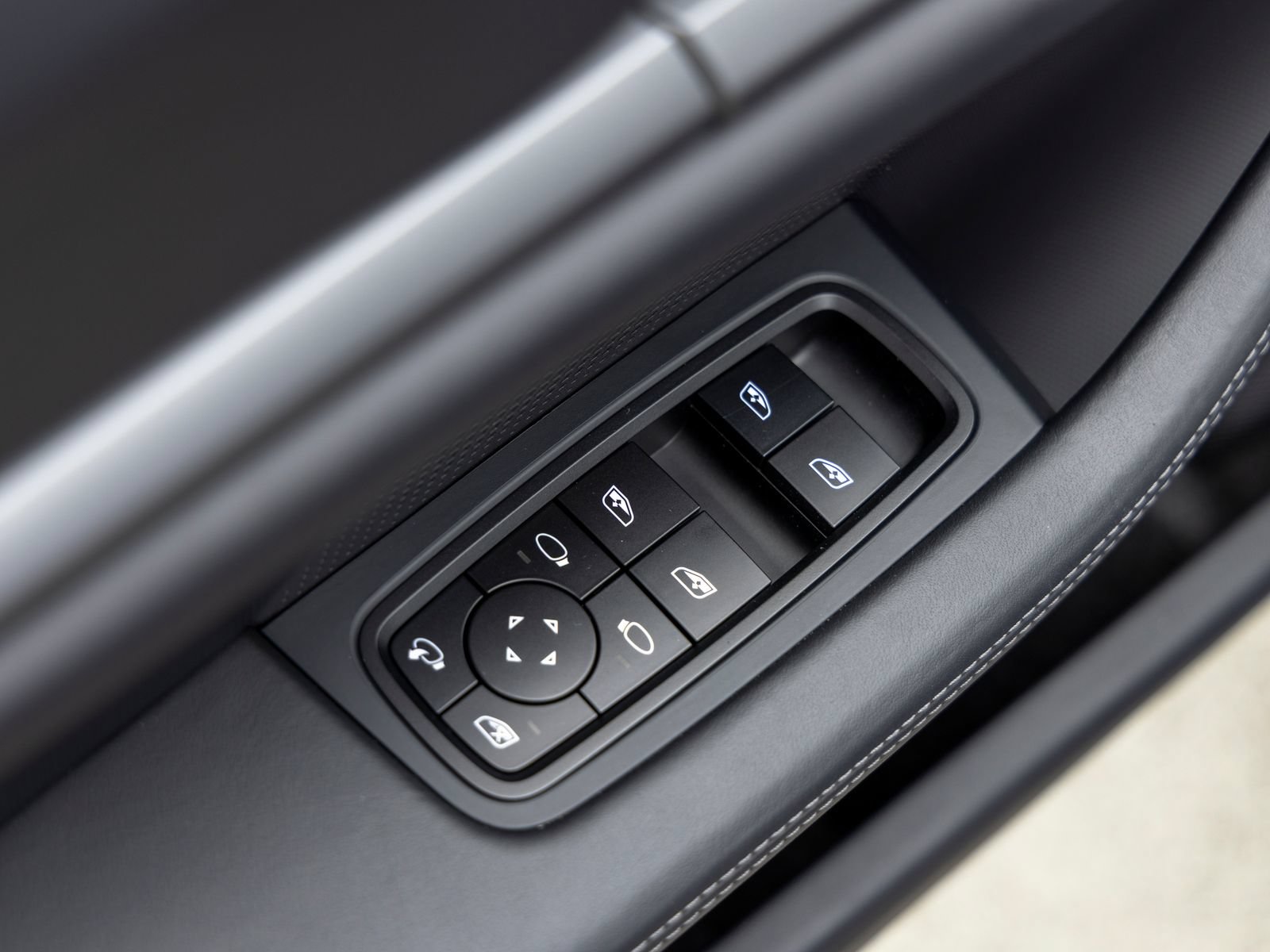 Certified 2025 Porsche Taycan AWD/4WD image 22