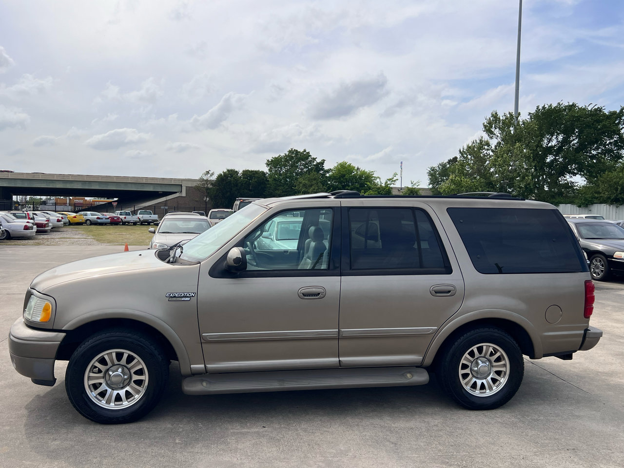 Used 2002 Ford Expedition Eddie Bauer image 2