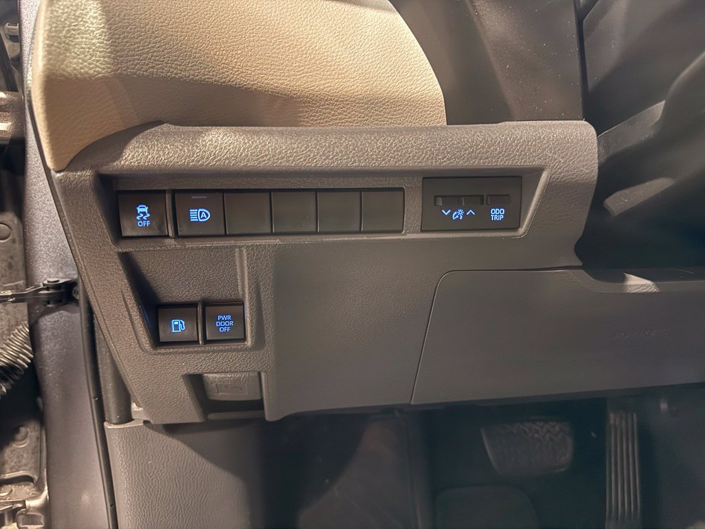 Used 2022 Toyota Sienna XLE FWD image 17