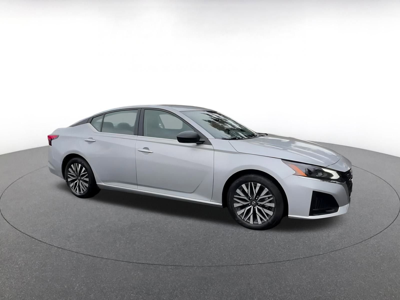 Used 2024 Nissan Altima 2.5 SV image 2