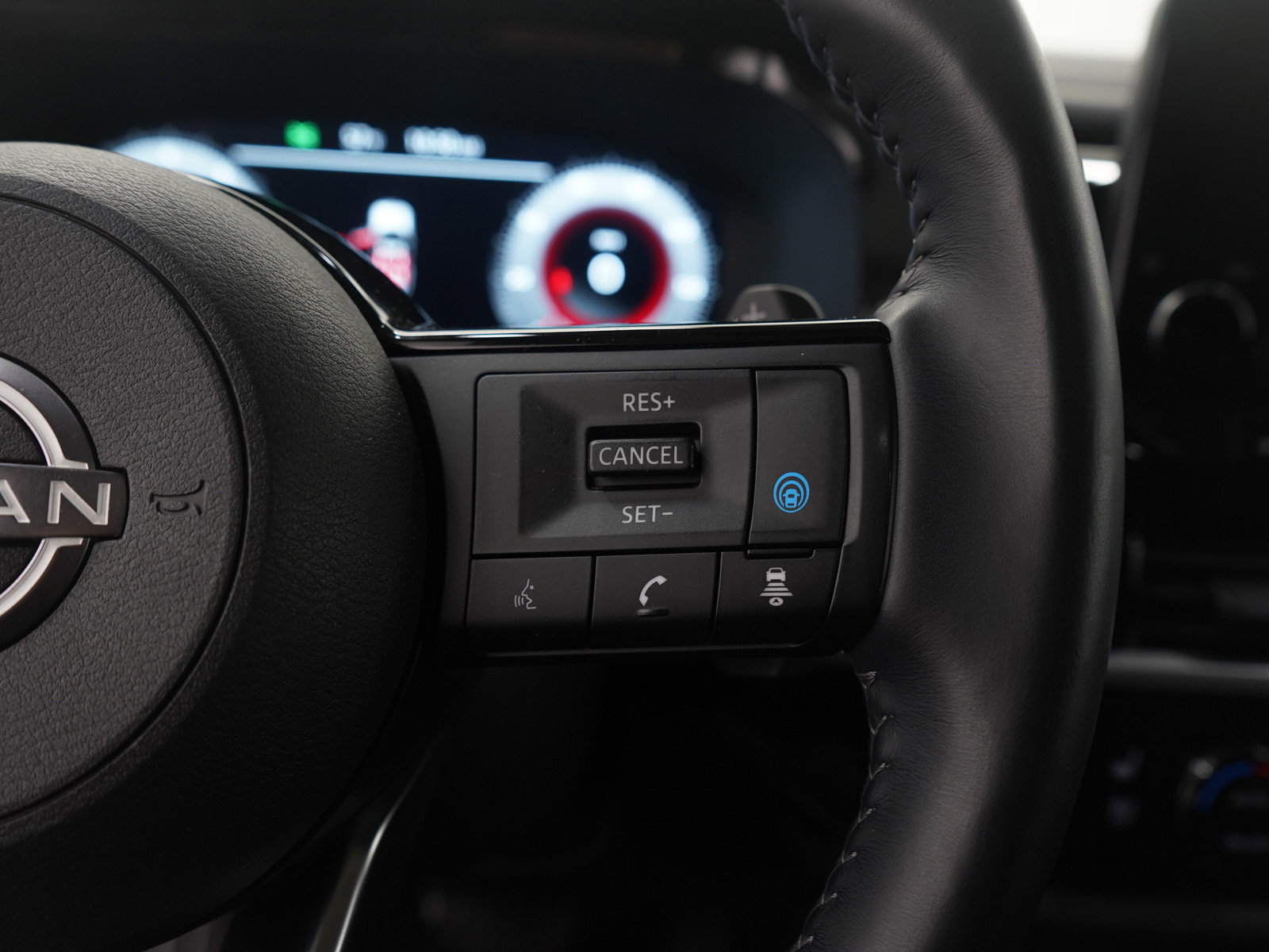 Used 2024 Nissan Pathfinder Platinum image 33