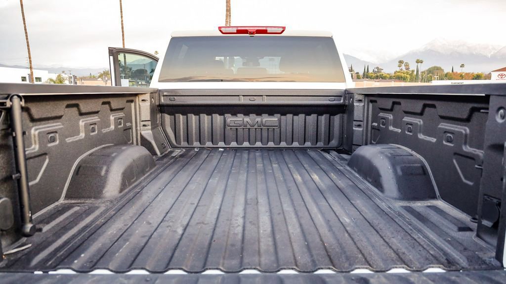 Used 2025 GMC Sierra 2500 AT4 image 29
