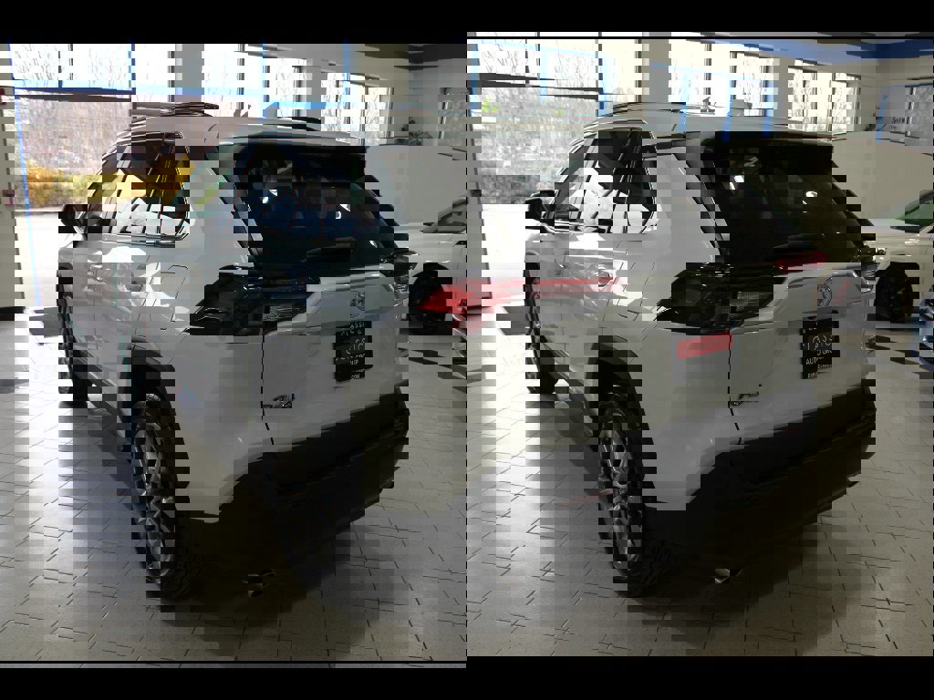 Used 2023 Toyota RAV4 XLE Premium image 7