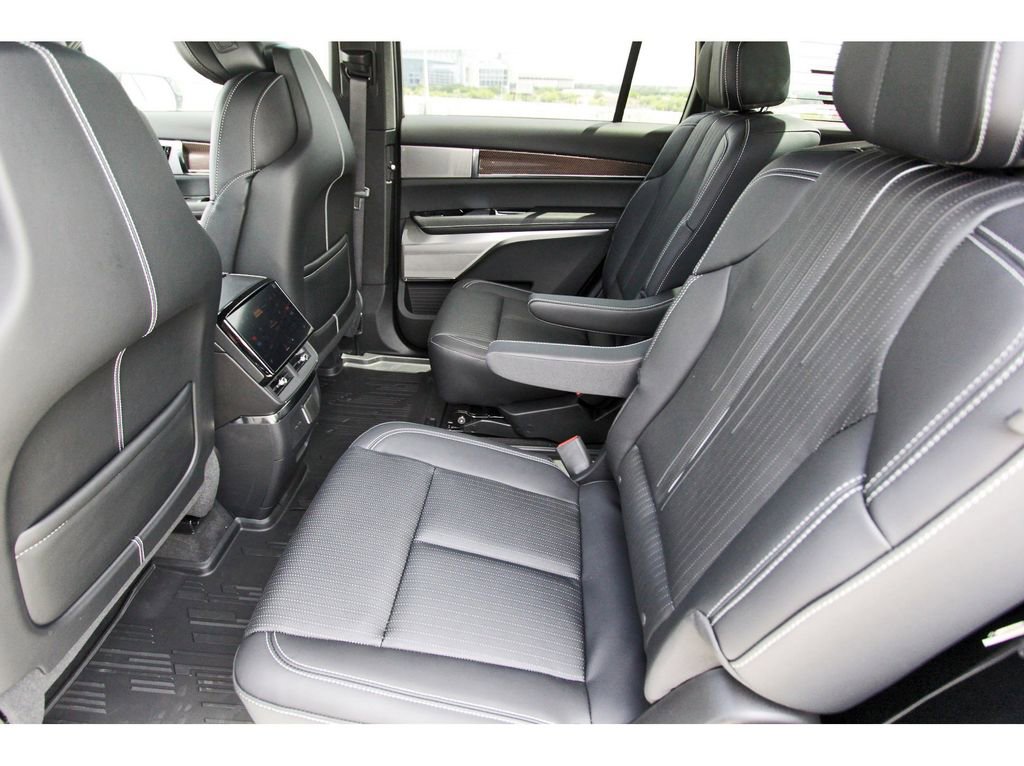 New 2026 Cadillac Vistiq Premium Luxury AWD/4WD image 7