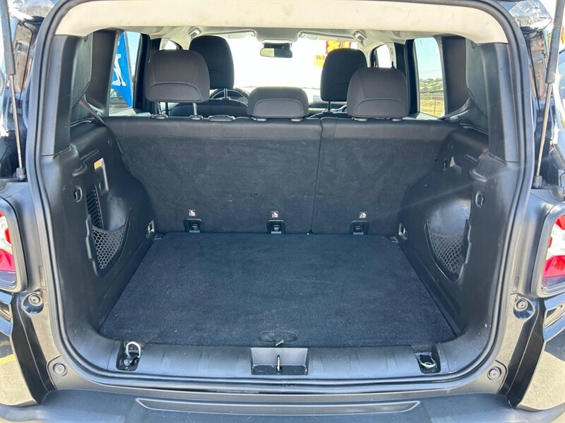 Used 2018 Jeep Renegade Altitude FWD image 12