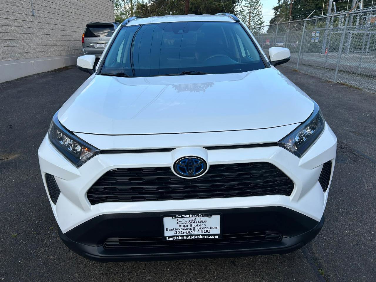 Used 2021 Toyota RAV4 LE AWD/4WD image 2
