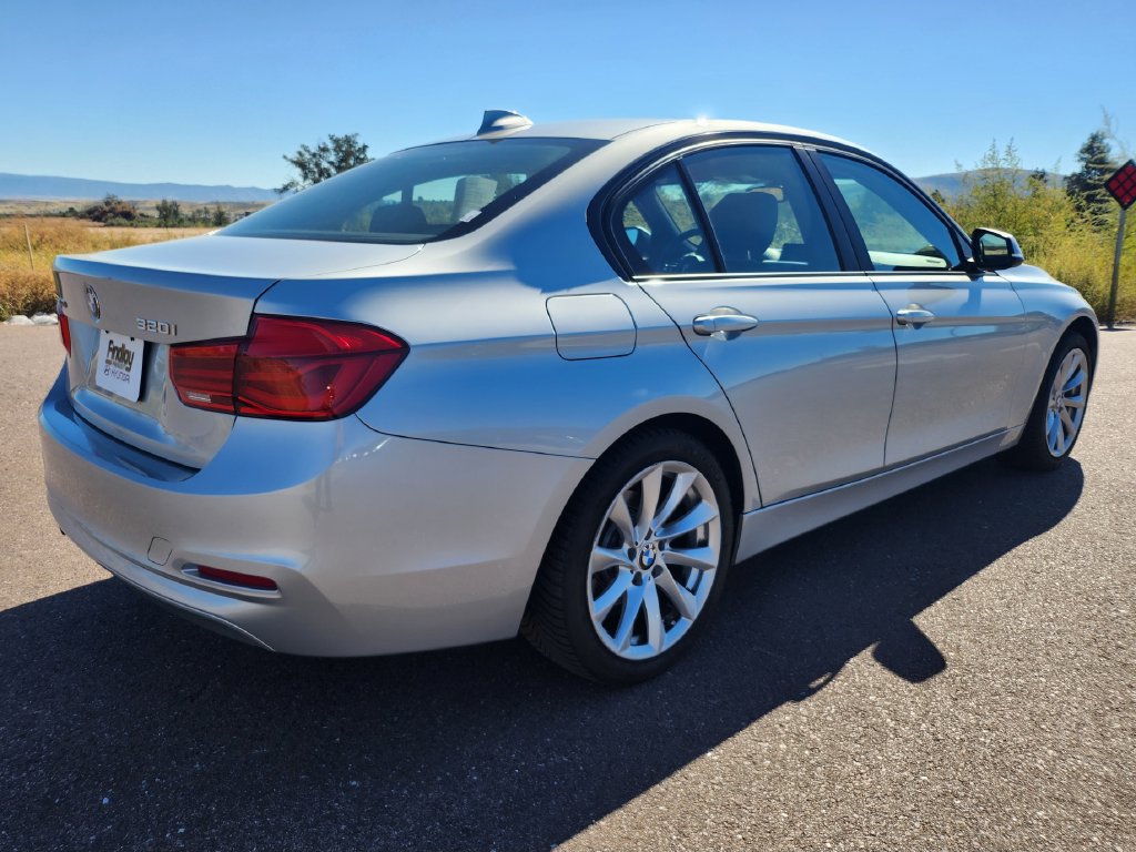 Used 2016 BMW 320i xDrive Sedan AWD/4WD image 4