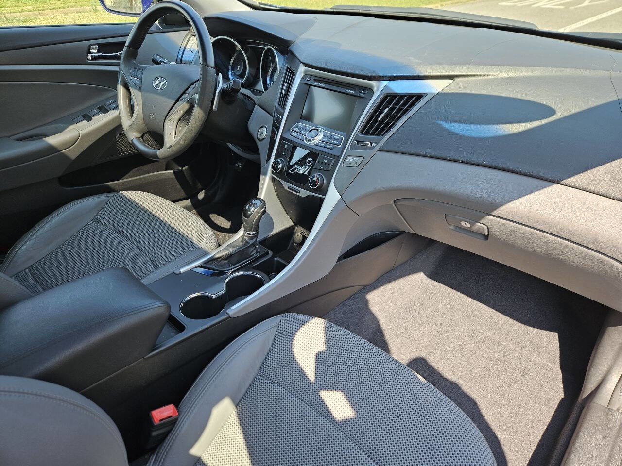 Used 2011 Hyundai Sonata SE w/ Navigation & Sunroof Pkg 4 FWD image 15