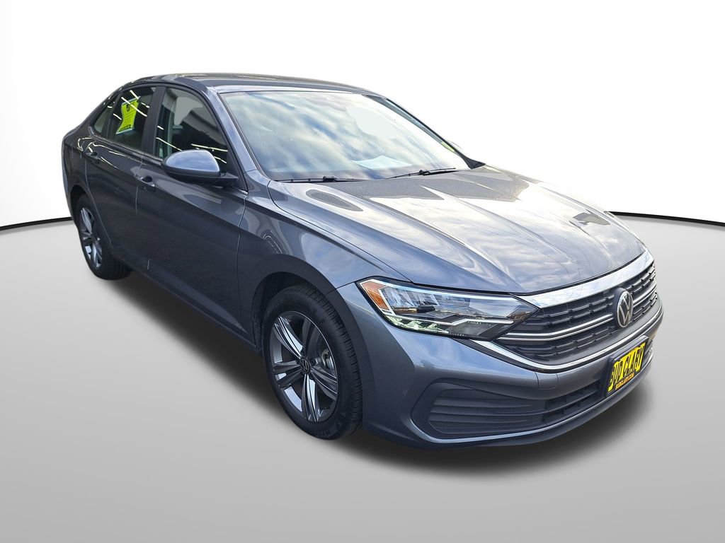 Used 2024 Volkswagen Jetta SE image 3