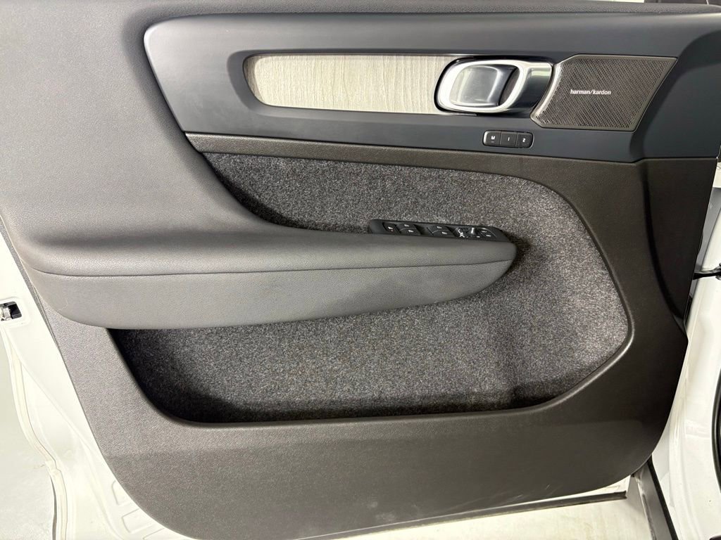 Used 2023 Volvo XC40 B5 Ultimate w/ Protection Package Premier image 13