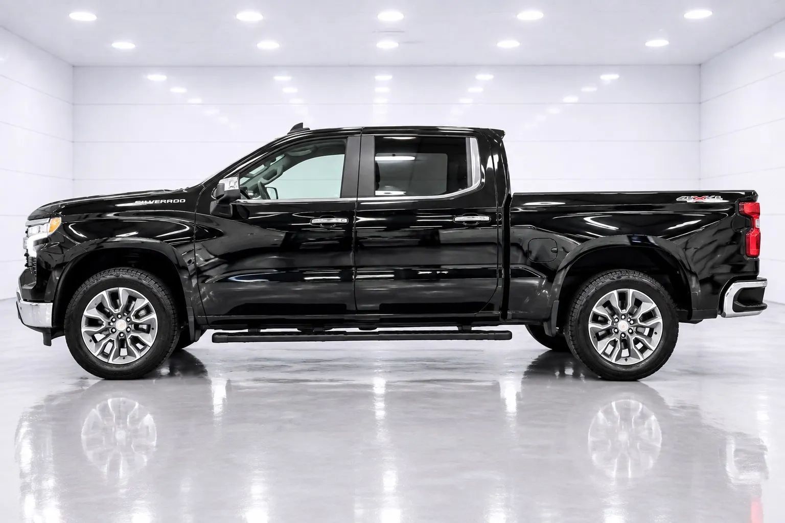 Used 2023 Chevrolet Silverado 1500 LT AWD/4WD image 2
