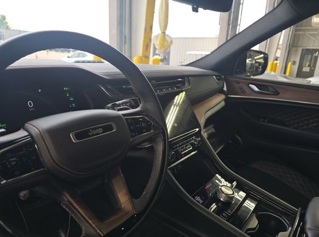 Used 2022 Jeep Grand Cherokee Summit w/ Advanced Protech Group IV AWD/4WD image 8