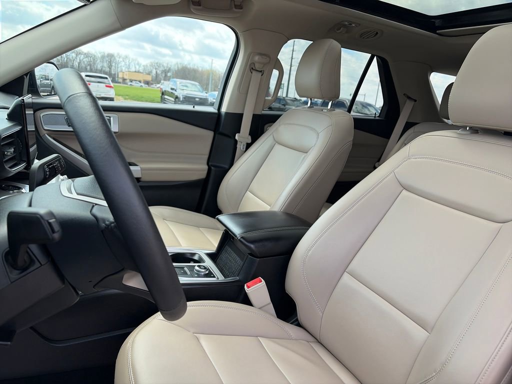 Used 2024 Ford Explorer XLT w/ Equipment Group 202A AWD/4WD image 16