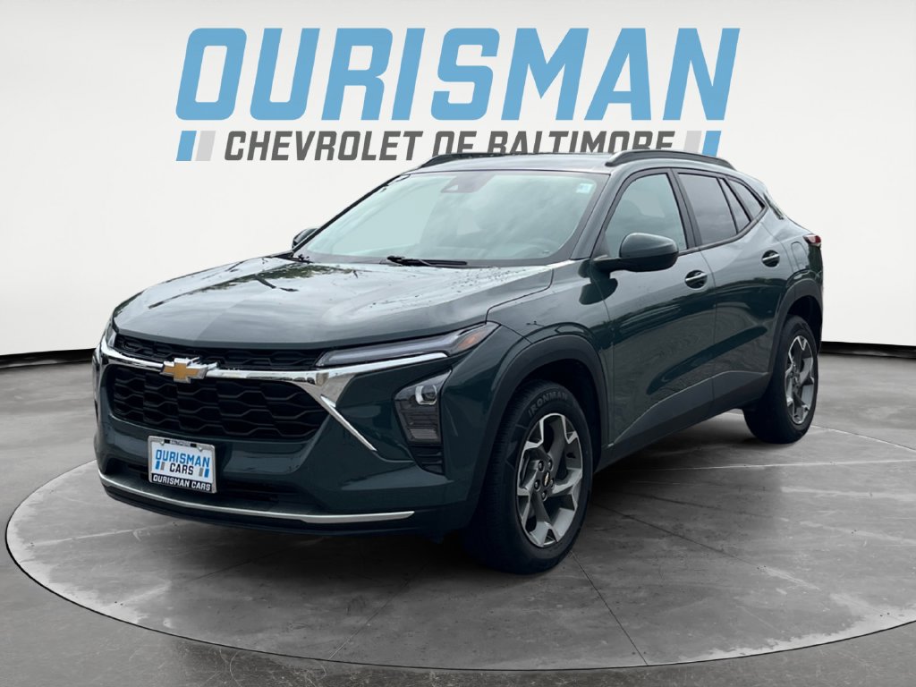 Used 2025 Chevrolet Trax LT FWD image 2