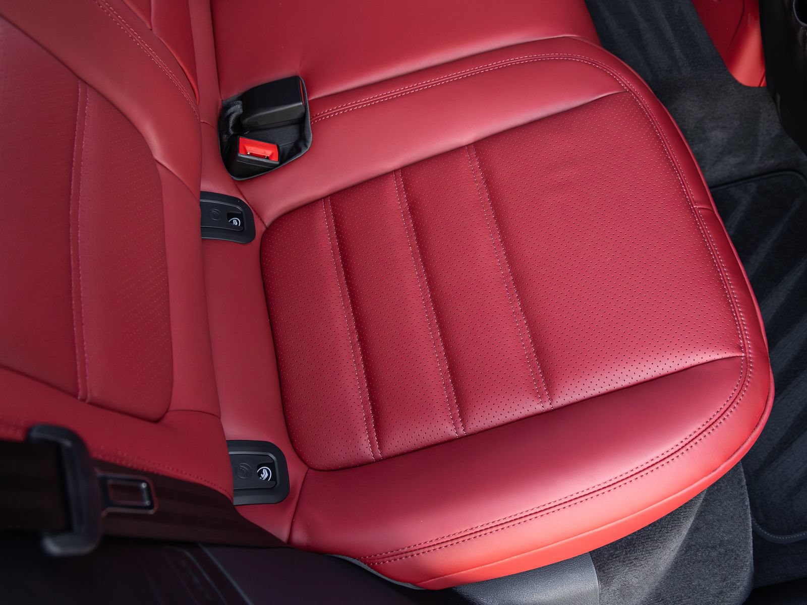 Certified 2026 Porsche Macan S AWD/4WD image 37