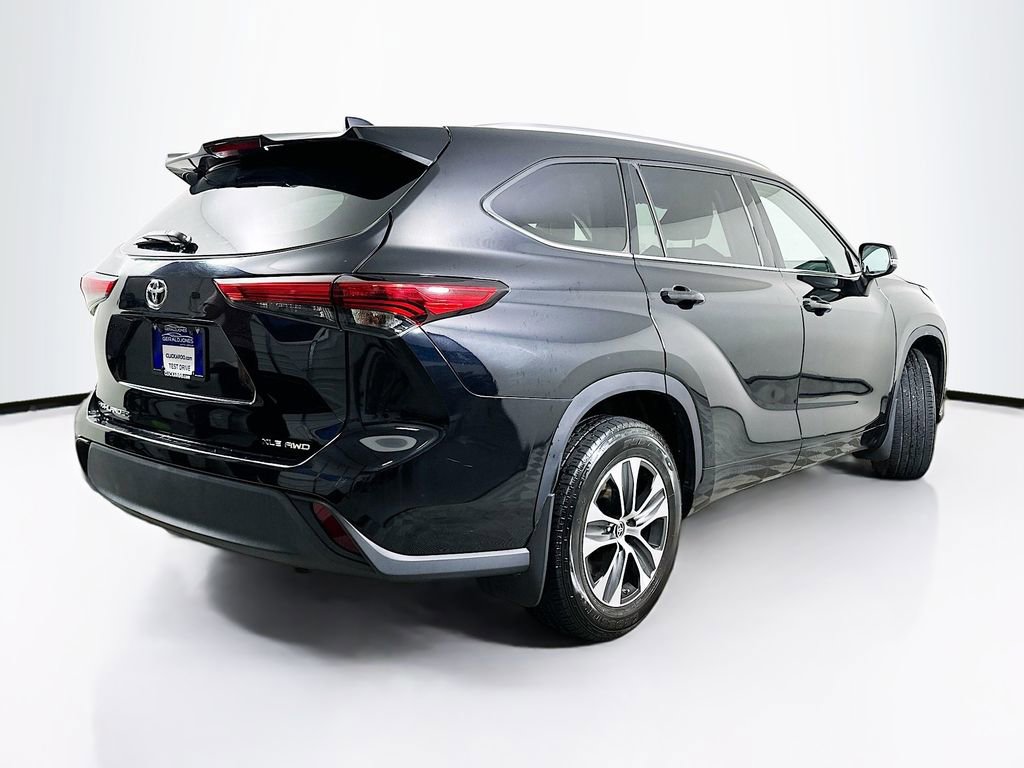 Used 2021 Toyota Highlander XLE AWD/4WD image 7