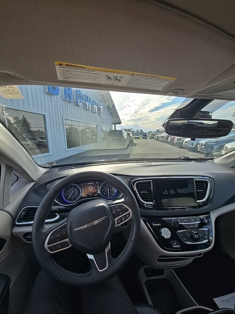 Used 2024 Chrysler Pacifica Touring-L image 2