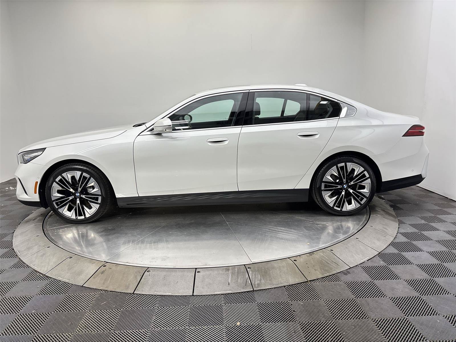 Used 2026 BMW i5 eDrive40 RWD image 16