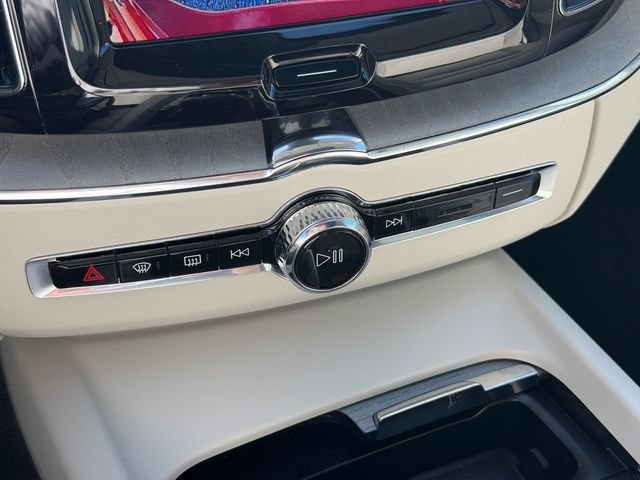 Certified 2024 Volvo XC60 B5 Plus AWD/4WD image 24