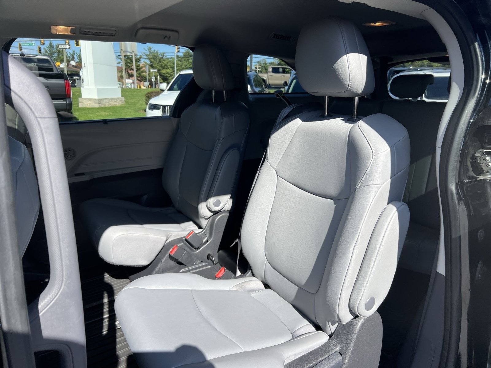 Used 2022 Toyota Sienna XLE FWD image 24
