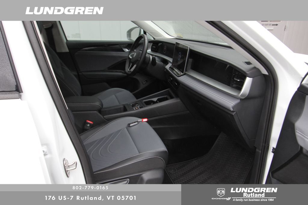 Used 2025 Volkswagen Tiguan SE w/ Panoramic Sunroof Package AWD/4WD image 19