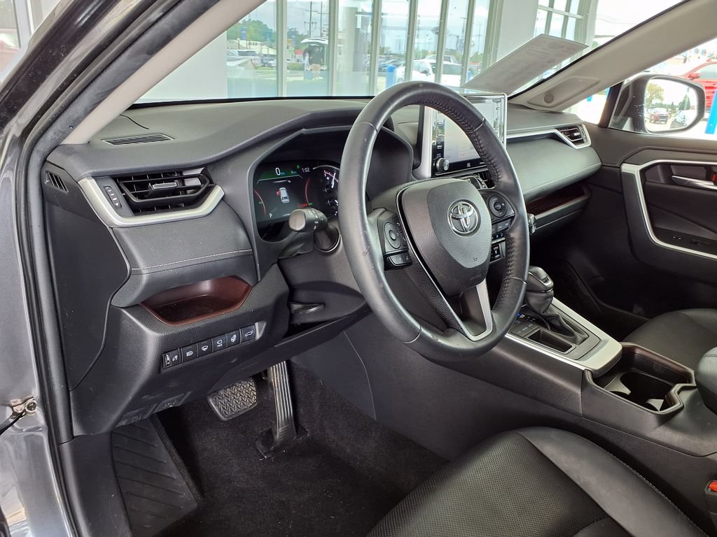 Used 2020 Toyota RAV4 Limited FWD image 22
