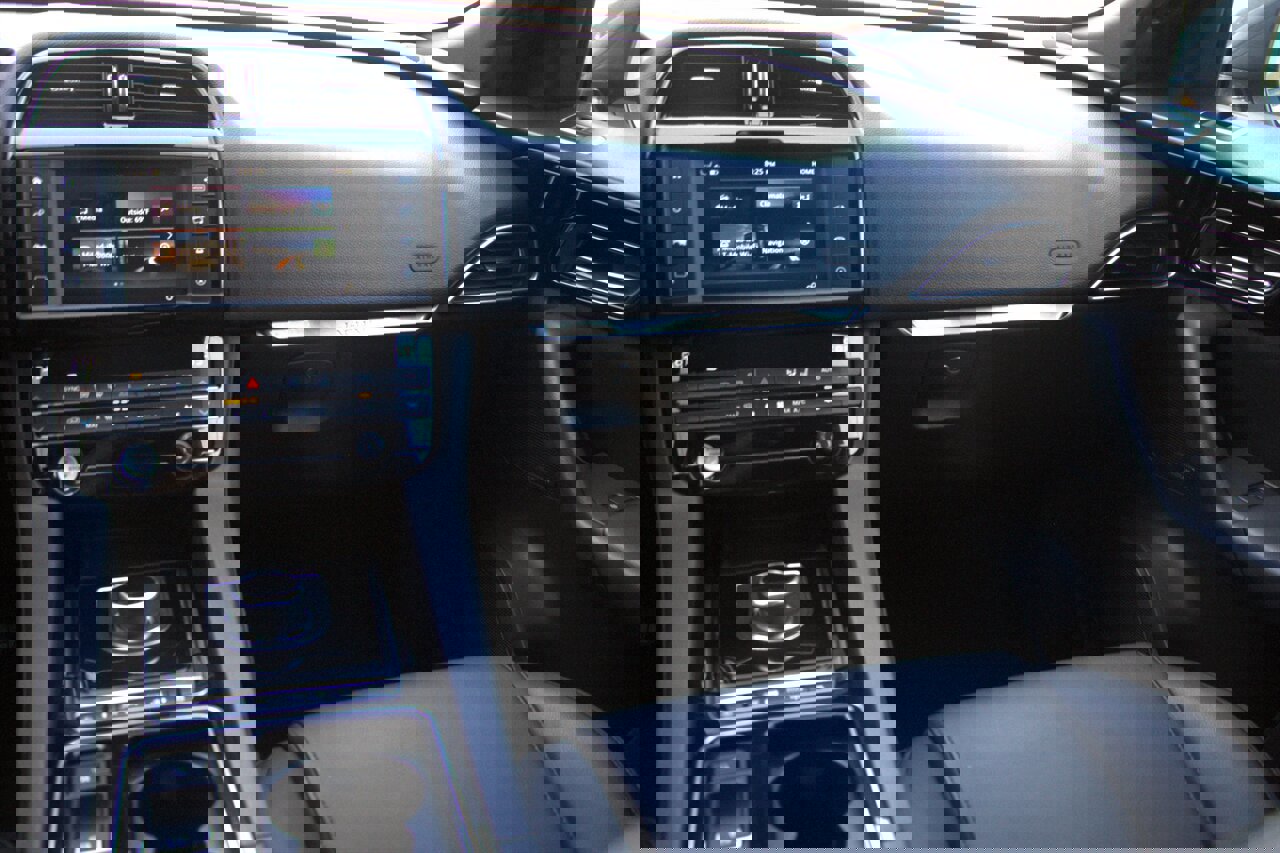 Used 2018 Jaguar F-PACE Premium image 37