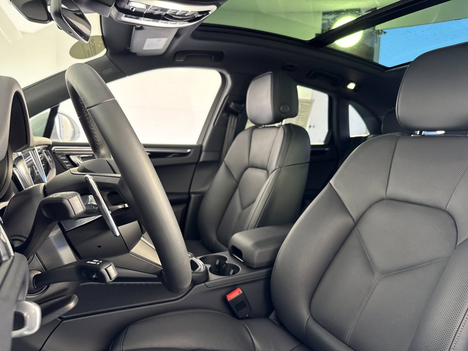 Certified 2025 Porsche Macan AWD/4WD image 5
