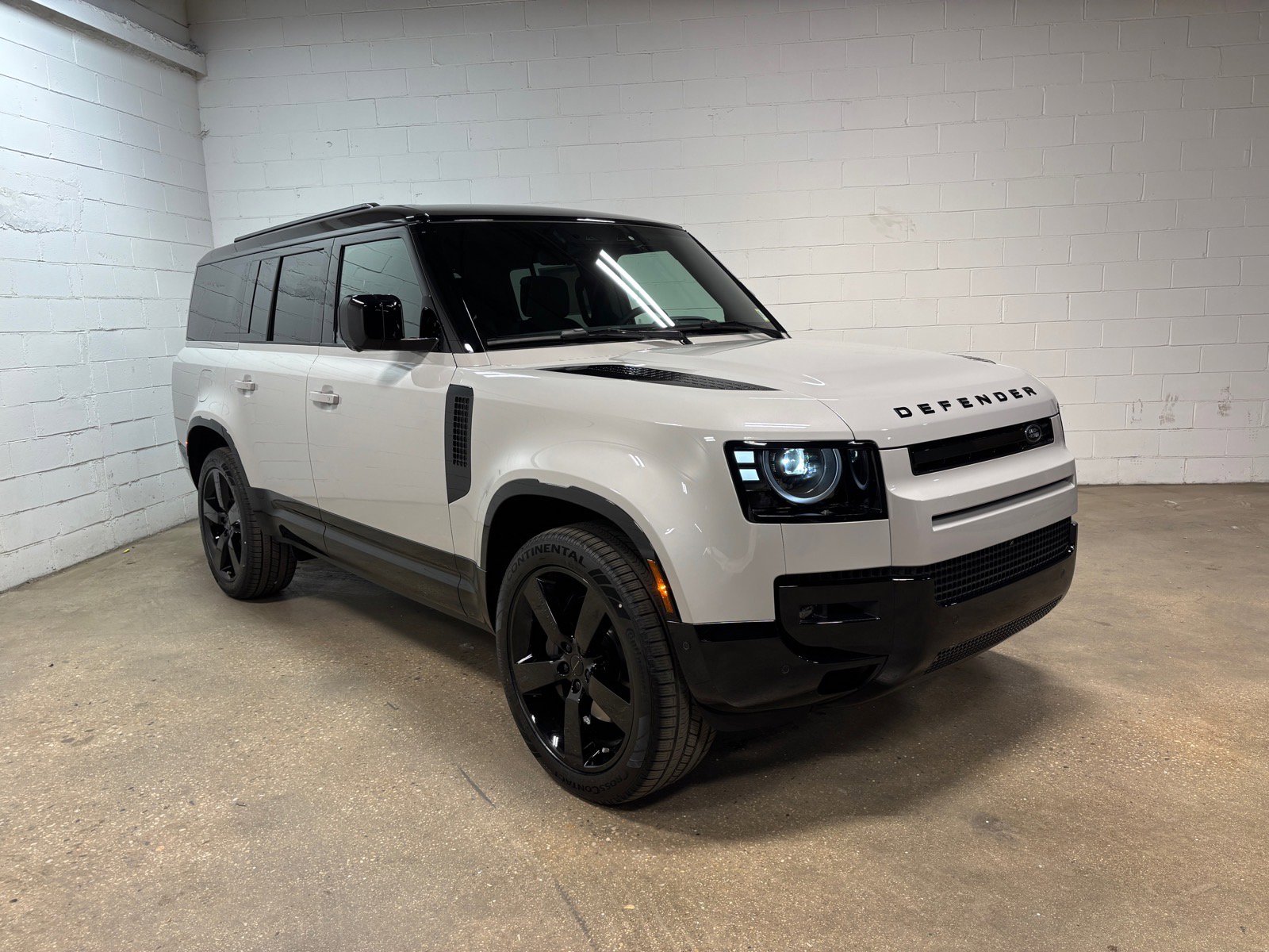 New 2026 Land Rover Defender 130 X-Dynamic SE AWD/4WD image 4