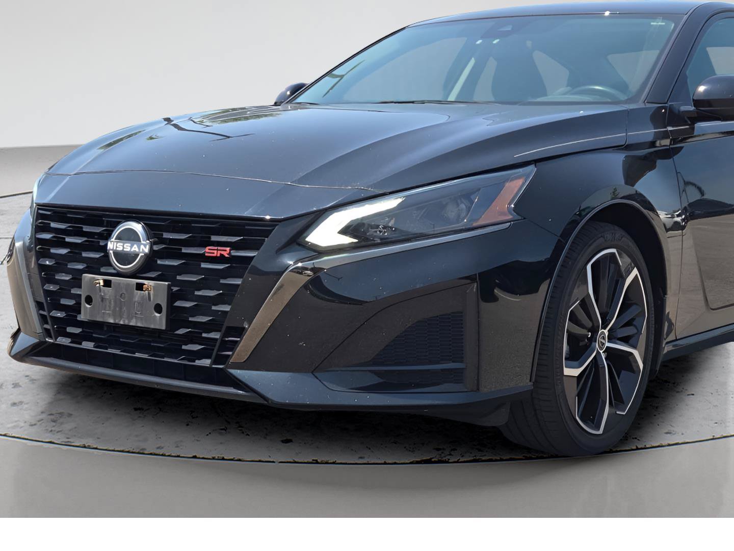 Used 2023 Nissan Altima 2.5 SR FWD image 2