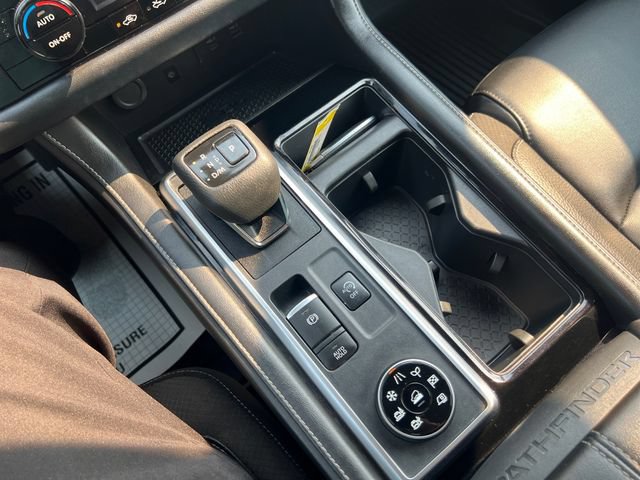 Used 2023 Nissan Pathfinder SL AWD/4WD image 18