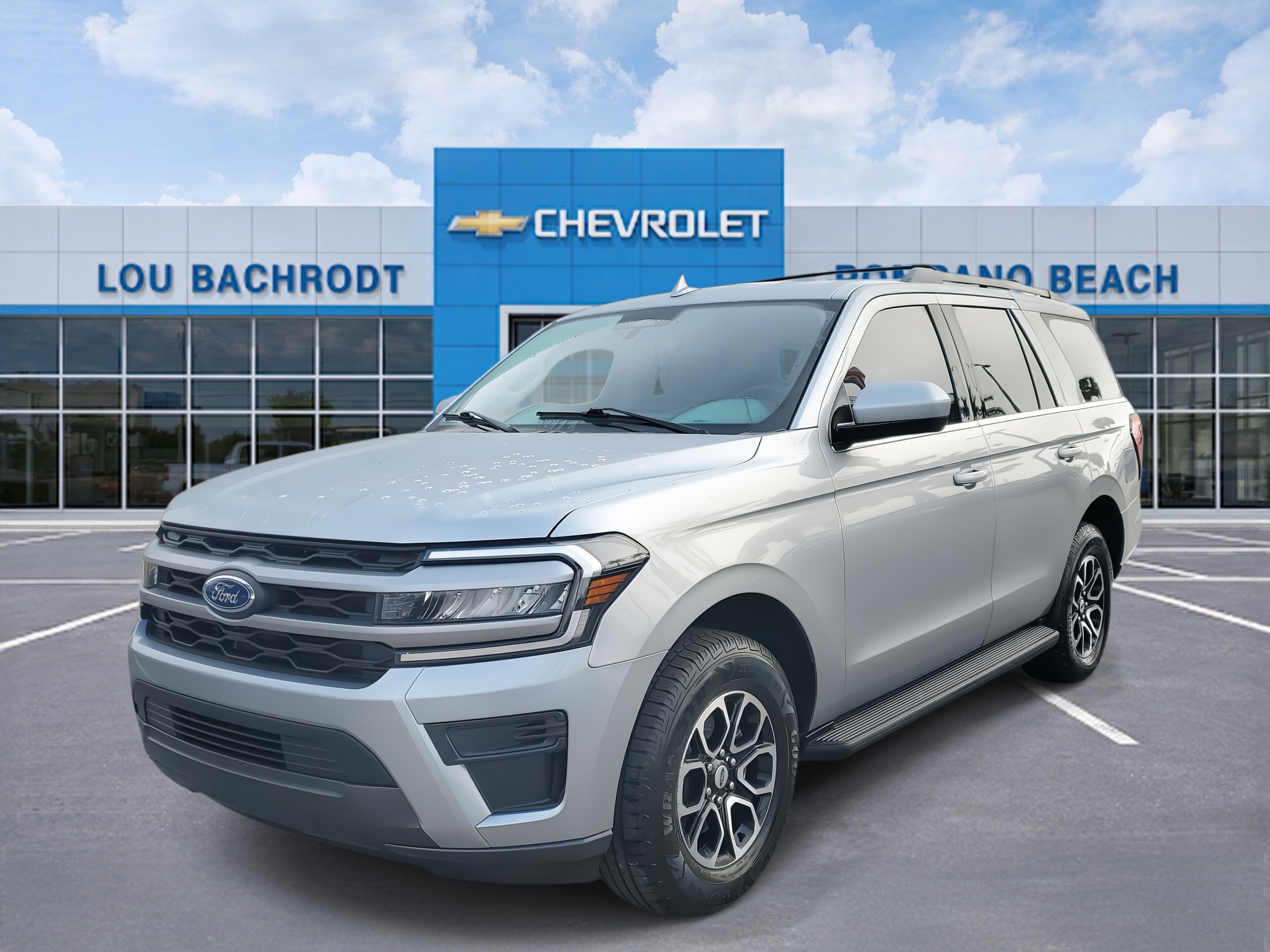 Used 2023 Ford Expedition XLT image 3