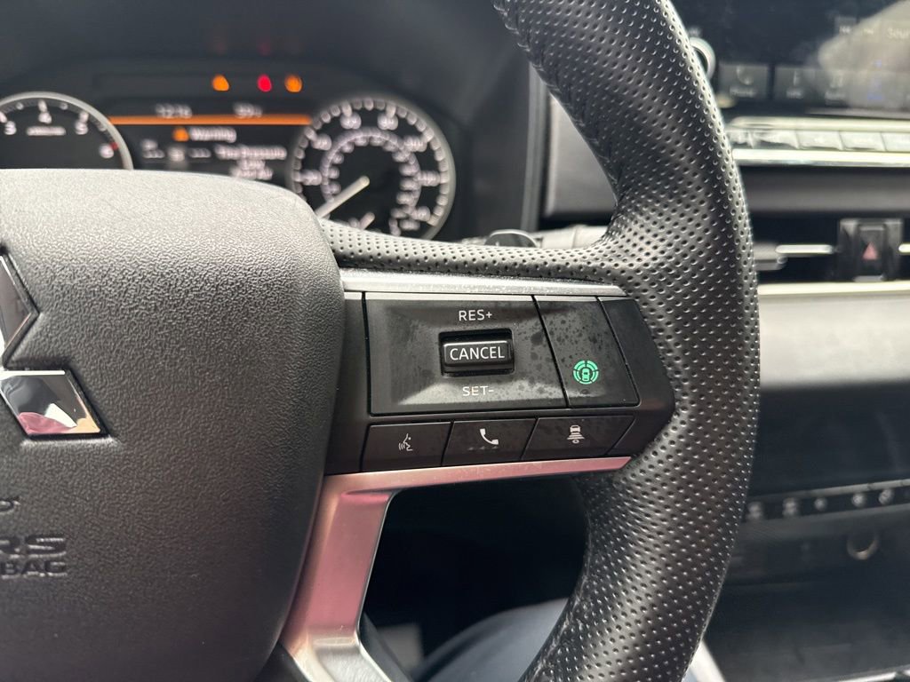 Used 2024 Mitsubishi Outlander SE image 16