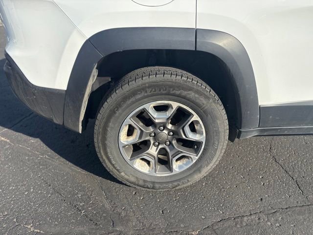 Used 2019 Jeep Cherokee Trailhawk w/ Cold Weather Group AWD/4WD image 12